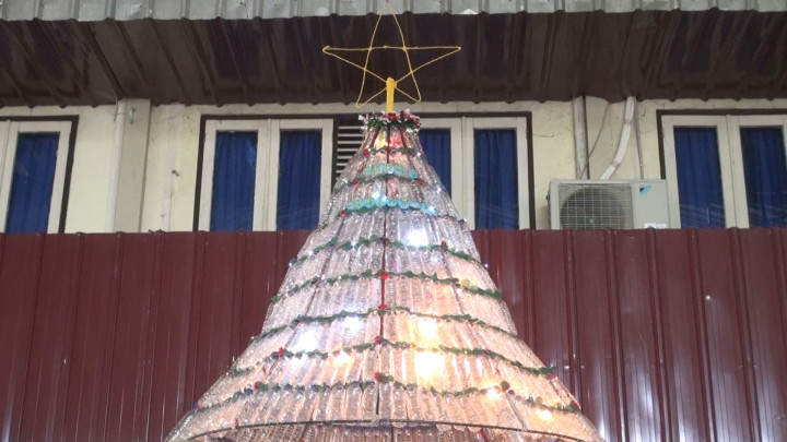 Unik! Pohon Natal dari Botol Plastik Bekas