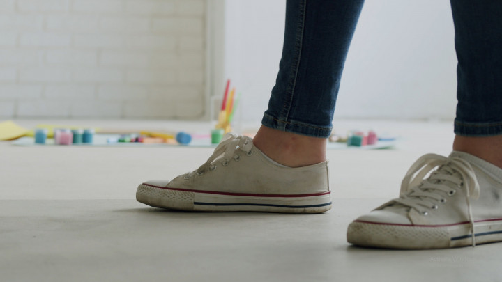 Cara Membersihkan Noda Kuning di Sepatu Putih dengan Bahan Rumahan