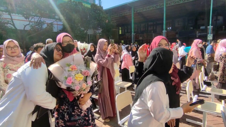 Peringati Hari Ibu, Peserta Didik Beri Kejutan saat Pembagian Rapor di Sekolah