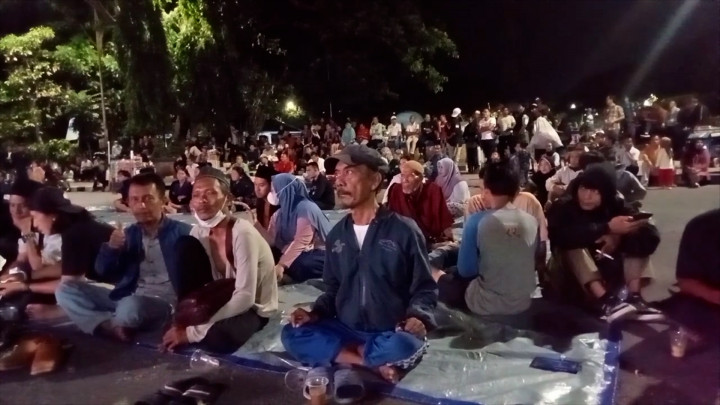 Antusiasme Warga saat Nobar Debat Cawapres di Alun-alun Rangkasbitung