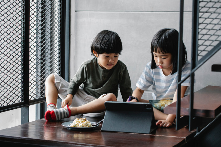 Moms! Simak Tips Penggunaan Gadget Aman untuk Anak