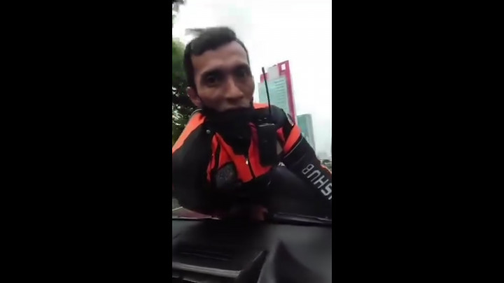 Viral! Petugas Dishub DKI Diterjang Mobil, Nemplok di Kap Sampai Pucat