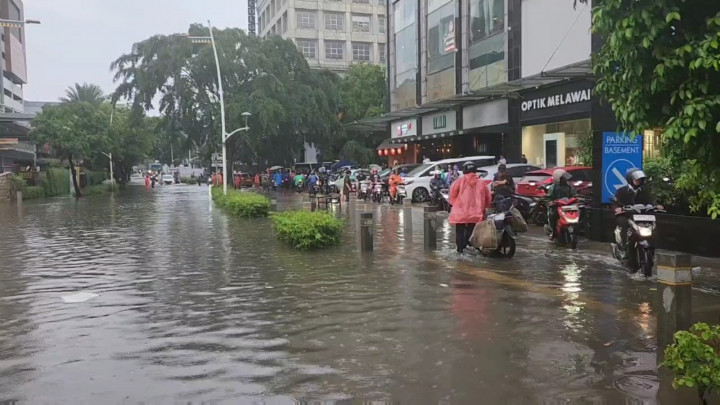 Diguyur Hujan Deras, Jalan Kemang Raya Tergenang Banjir 50 Cm