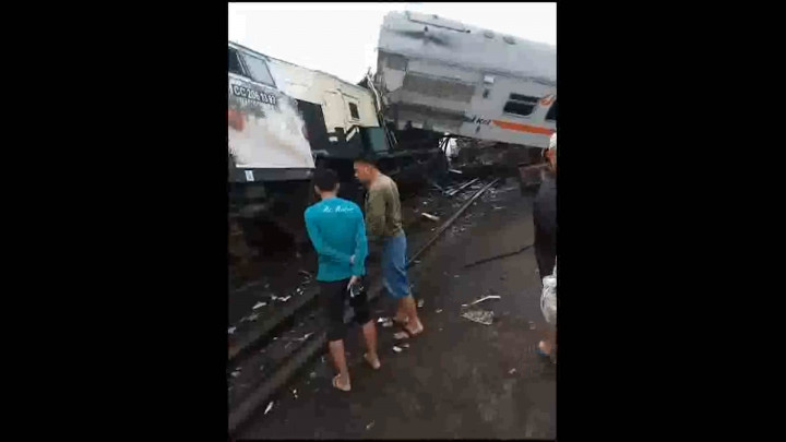 Kereta Turangga Tabrakan dengan KA Bandung Raya di Cicalengka