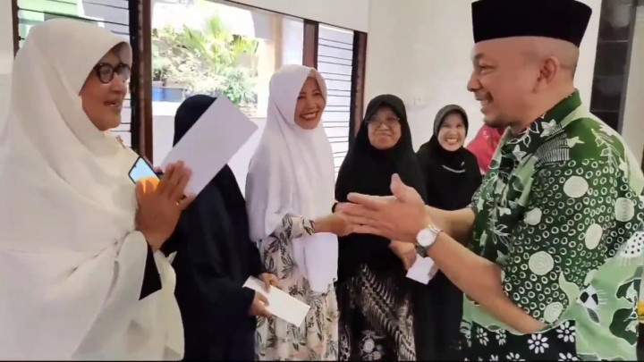 Viral! Diduga Caleg Bagi-bagi Amplop di Tempat Ibadah