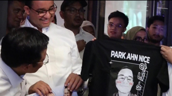 Anies dapat Ragam Pernak Pernik, Banner Hingga Kaos Bertuliskan 'Park Ahn Nice'