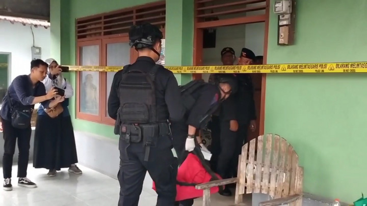 Cari Kucing di Plafon, Warga Blitar Dikejutkan dengan Penemuan Granat Aktif