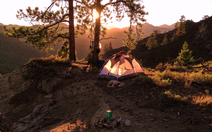 Ladies, Ini Tips Aman Melakukan Solo Camping