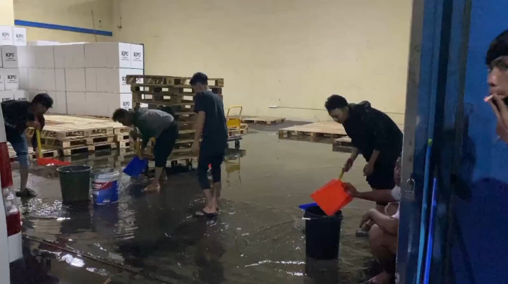 Akibat Hujan Deras, Gudang Surat Suara KPU Kota Bekasi Kebanjiran