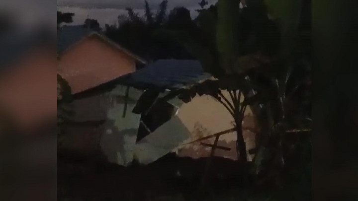 Detik-detik Rumah Ambruk Akibat Tanah Longsor di Bengkulu