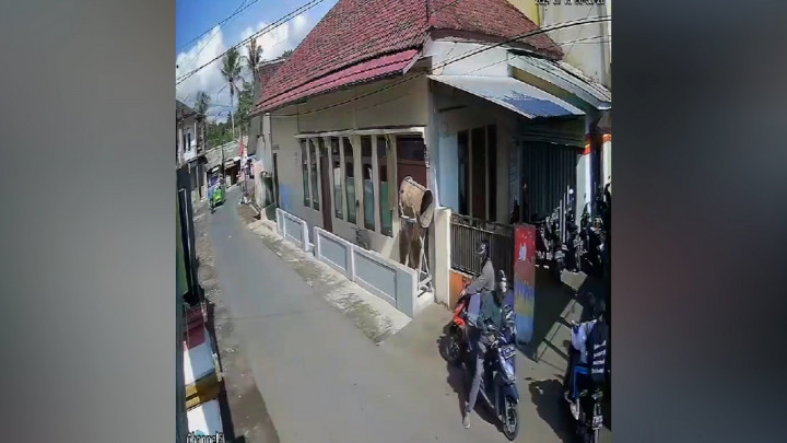 Terekam CCTV, Aksi Pencurian Motor saat Ramai Warga
