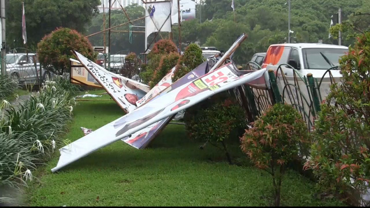 Diguyur Hujan Deras, Alat Peraga Kampanye Bertumbangan di Jalan