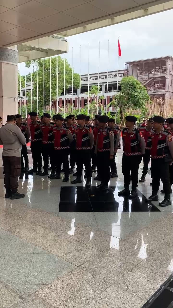 Petugas Keamanan Bersiaga di JCC Senayan Jelang Debat Keempat Pilpres 2024