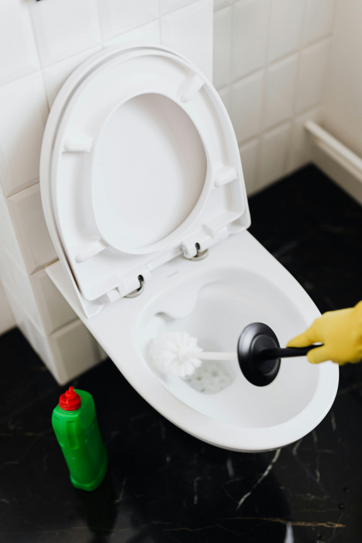 4 Cara Mengatasi WC Mampet Tanpa Perlu Bongkar Toilet