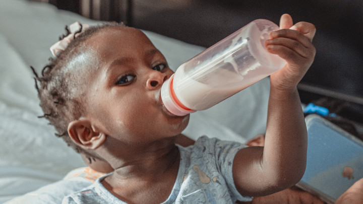 Moms, Ini Efek si Kecil Minum Susu sebelum Tidur Malam
