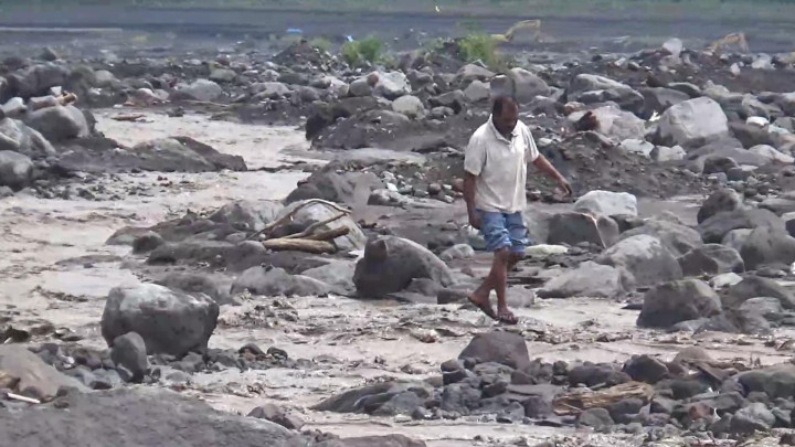 Gunung Semeru Muntahkan Banjir Lahar, Penambang Terjebak