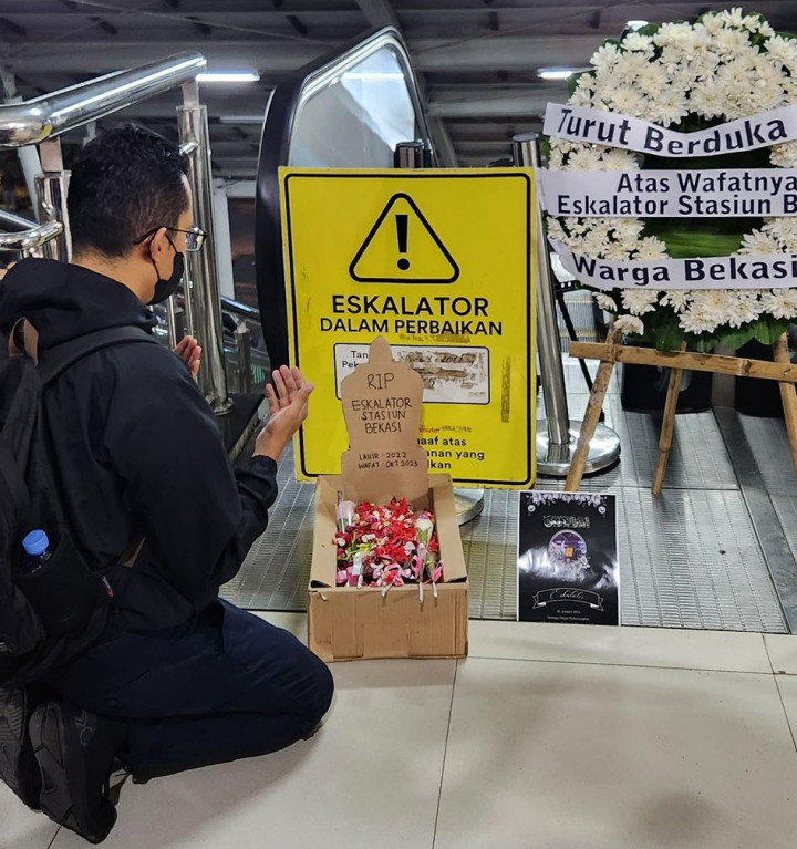 Viral! 100 Hari Eskalator Stasiun KRL Bekasi Mati, Penumpang Kirim Karangan Bunga