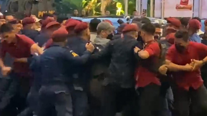 Momen Panas Petugas Keamanan KPU dan Pengawal Tamu Debat Pilpres