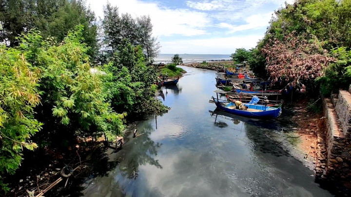 Viral! Limbah Pabrik Sarung Cemari Sungai dan Pantai Sigandu di Batang