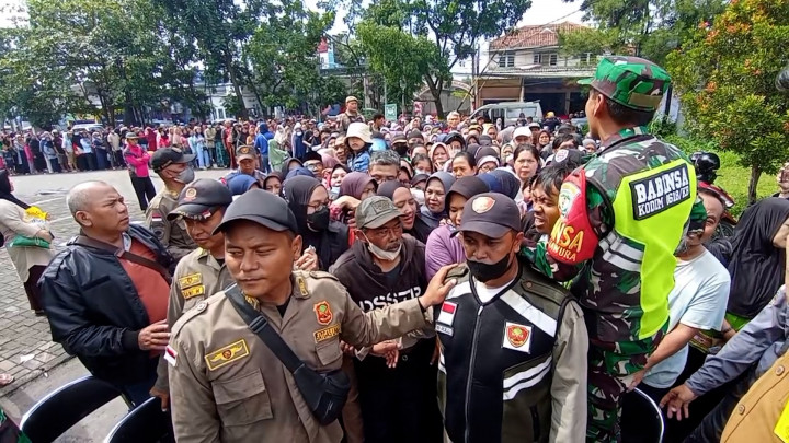 Ratusan Warga Rela Antre untuk Beli Beras Murah di Bandung