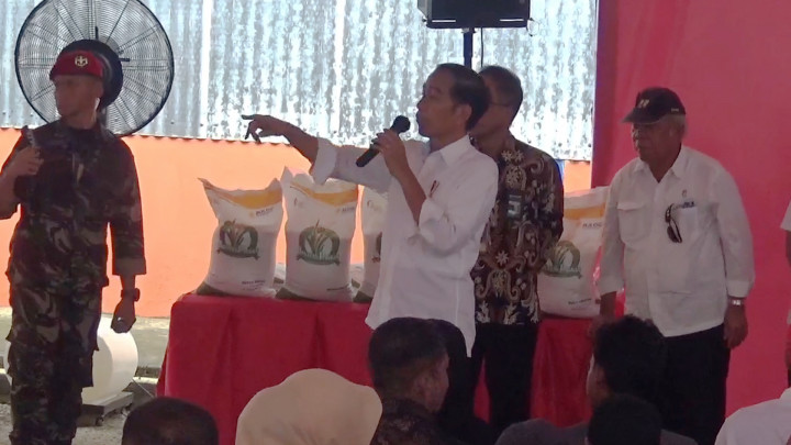 Presiden Jokowi Kembali Bagikan Bantuan Pangan Beras