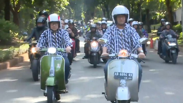 Tunggu Hasil Pemilu, Anies-Muhaimin Ngabuburit Naik Vespa
