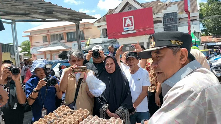 Jelang Lebaran, Warga Serbu Pasar Murah di Kabupaten Bone