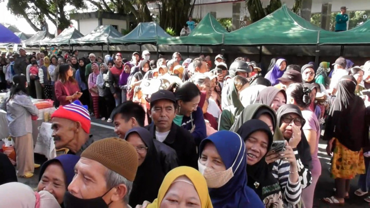 Jelang Lebaran, Ratusan Warga Temanggung Rela Antre Demi Sembako Murah
