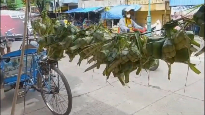 Tradisi Prepegan Jelang Idulfitri, Selongsong Ketupat Laris Manis