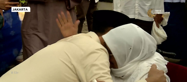 Momen Anies Sungkem di Kaki Ibunya Usai Salat Idulfitri