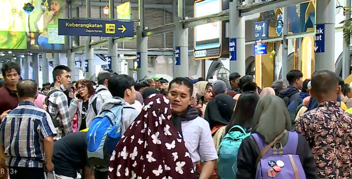 Puncak Arus Balik Lebaran, Stasiun Pasar Senen Ramai Pemudik
