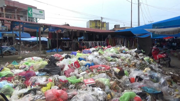 Usai Lebaran, Sampah Menggunung di Pasar Polewali Mandar