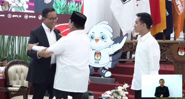 Pelukan Erat Prabowo ke Anies Usai Penetapan Presiden Terpilih