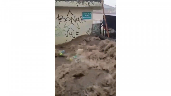 Cuaca Ekstrem, Banjir Lumpur Terjang Permukiman Warga di Bandung