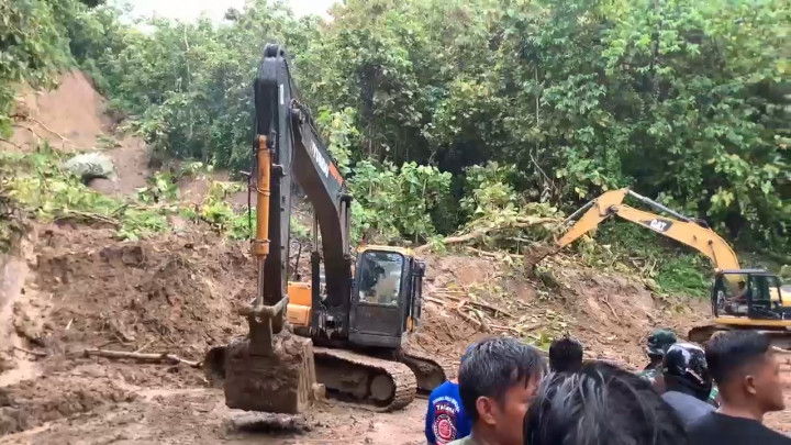 Jalur Trans Sulawesi Longsor, 2 Alat Berat Dikerahkan Bersihkan Material