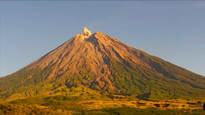 Gunung Semeru Masih Erupsi, Warga Diminta Waspada Terhadap Potensi Hujan Abu