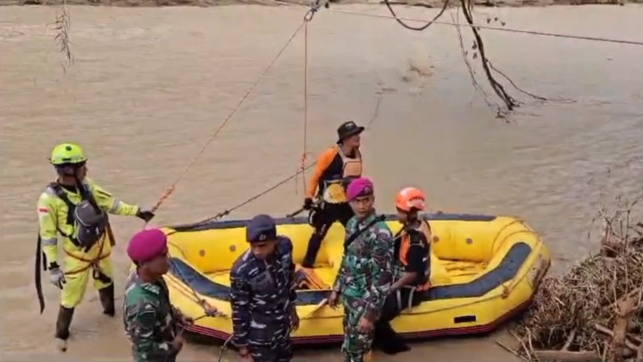 Akses Jalan Terputus, Tim SAR Evakuasi Puluhan Warga Menyeberangi Sungai di Luwu