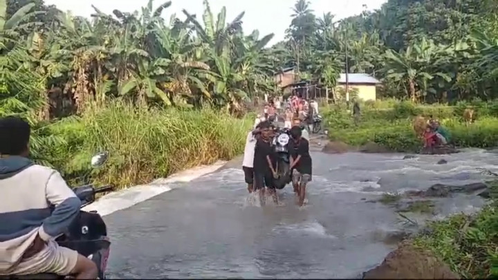 Tak Ada Jembatan, Warga Masabewa Sikka Pikul Sepeda Motor Sebrangi Banjir