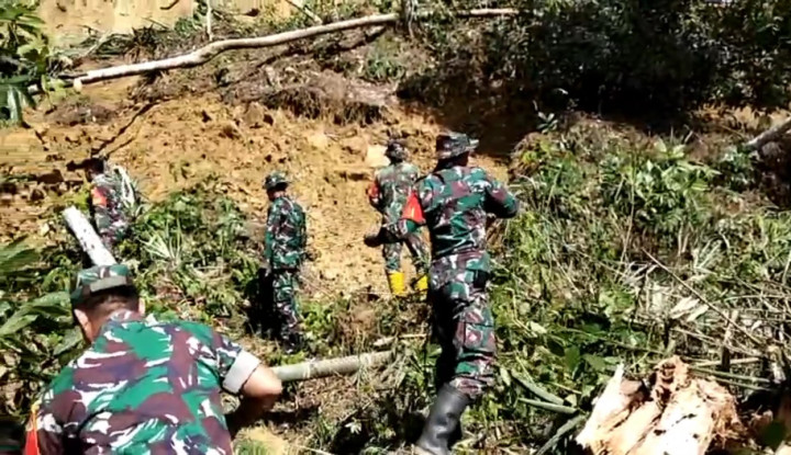 Isolir Ribuan Warga, TNI Singkirkan Pohon Tumbang Akibat Longsor di Jalan Trans Sulawesi