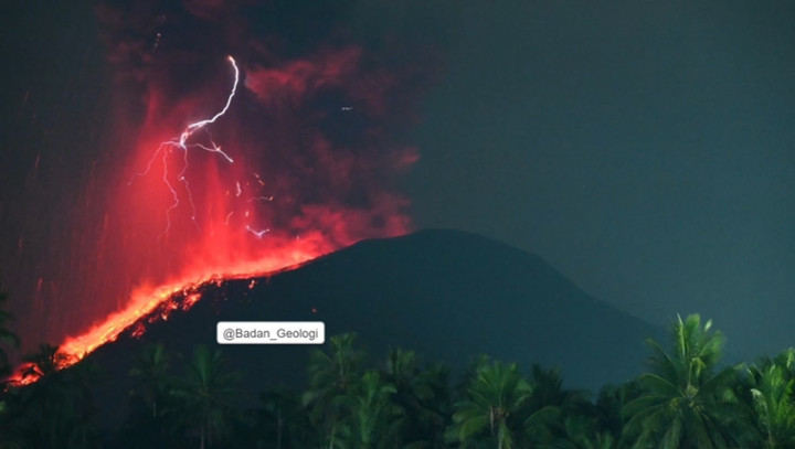 Gunung Ibu di Halmahera Barat Kembali Erupsi, Muntahkan Lava Pijar hingga Petir
