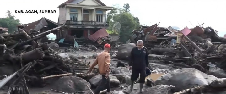 Penyingkiran Material Kayu dan Batu Banjir Lahar Marapi Terus Dilakukan