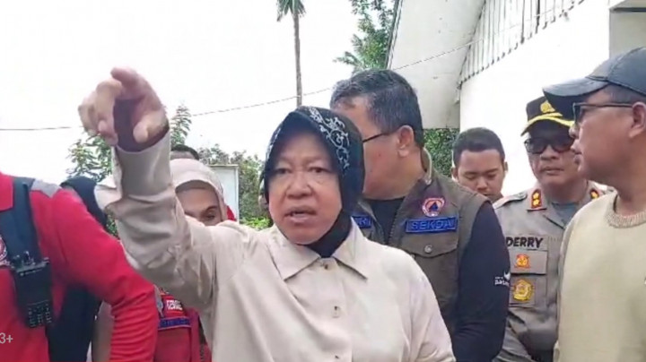 Kunjungi Pengungsi di Parambahan, Mensos Tri Risma Minta Relokasi Posko Pengungsian