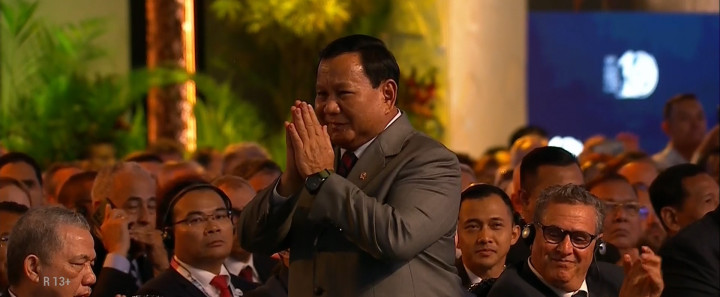 Momen Jokowi Kenalkan Prabowo Sebagai Presiden Terpilih saat Buka World Water Forum di Bali
