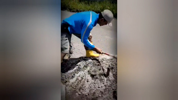 Kesal Tak Kunjungi Diperbaiki, Kapolsek di Bengkulu Utara Tambal Jalan Berlubang