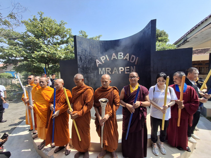 Ratusan Umat Buddha Ambil Api Dharma Waisak di Mrapen Grobogan
