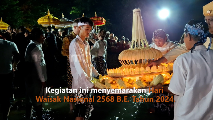 Sejumlah Umat Buddha Bersama Masyarakat Gelar Ritual Larung Pelita Purnama Sidhi
