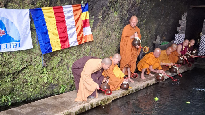 Prosesi Pengambilan Air Berkah Dari Umbul Jumprit Jelang Waisak