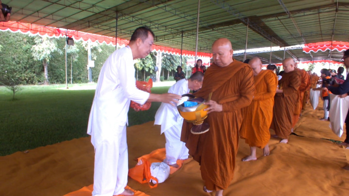 Jelang Waisak, Puluhan Biksu Lakukan Pindapatta di Candi Mendut