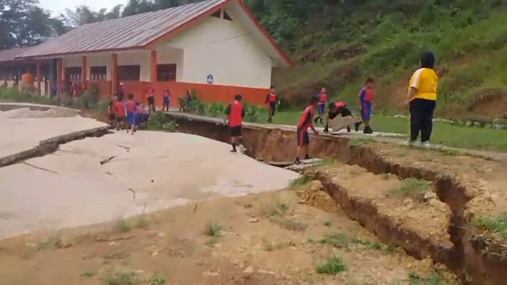 Halaman Sekolah di Toraja Utara Amblas dan Retak, Murid Diliburkan