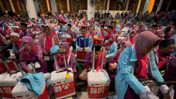 Momen Haru Keberangkatan Calon Jemaah Haji di Surabaya Diwarnai Isak Tangis